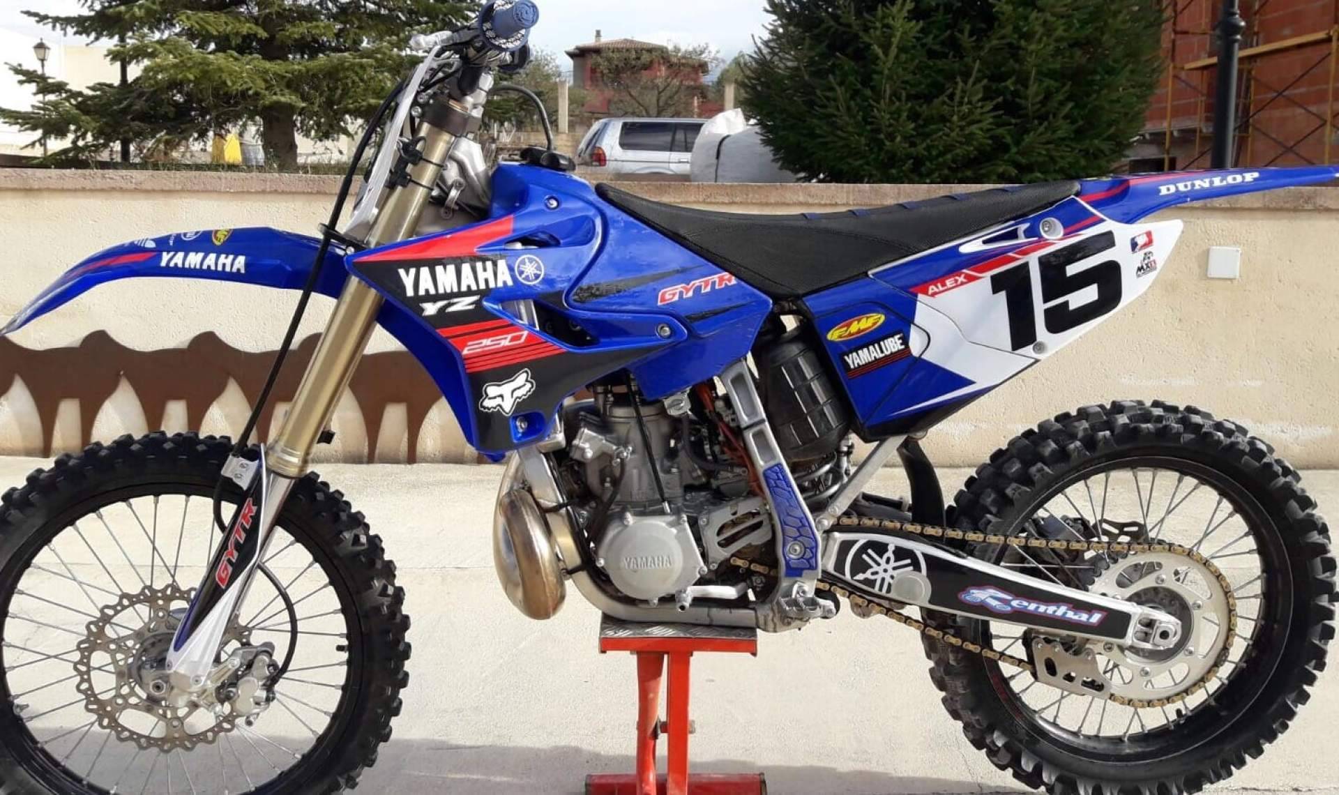 ADHESIVOSEMBARRADOS ofrece kits personalizados de pegatinas y vinilos para motos onroad y offroad