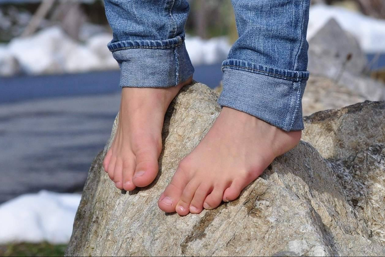 De la rigidez al movimiento libre; claves para la transición al calzado barefoot en adultos