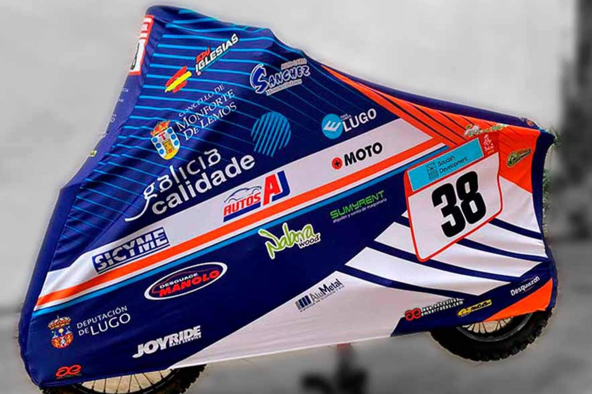 ADHESIVOSEMBARRADOS lanza una funda cubre vehículos para moto, quad o carcross 100% personalizada
