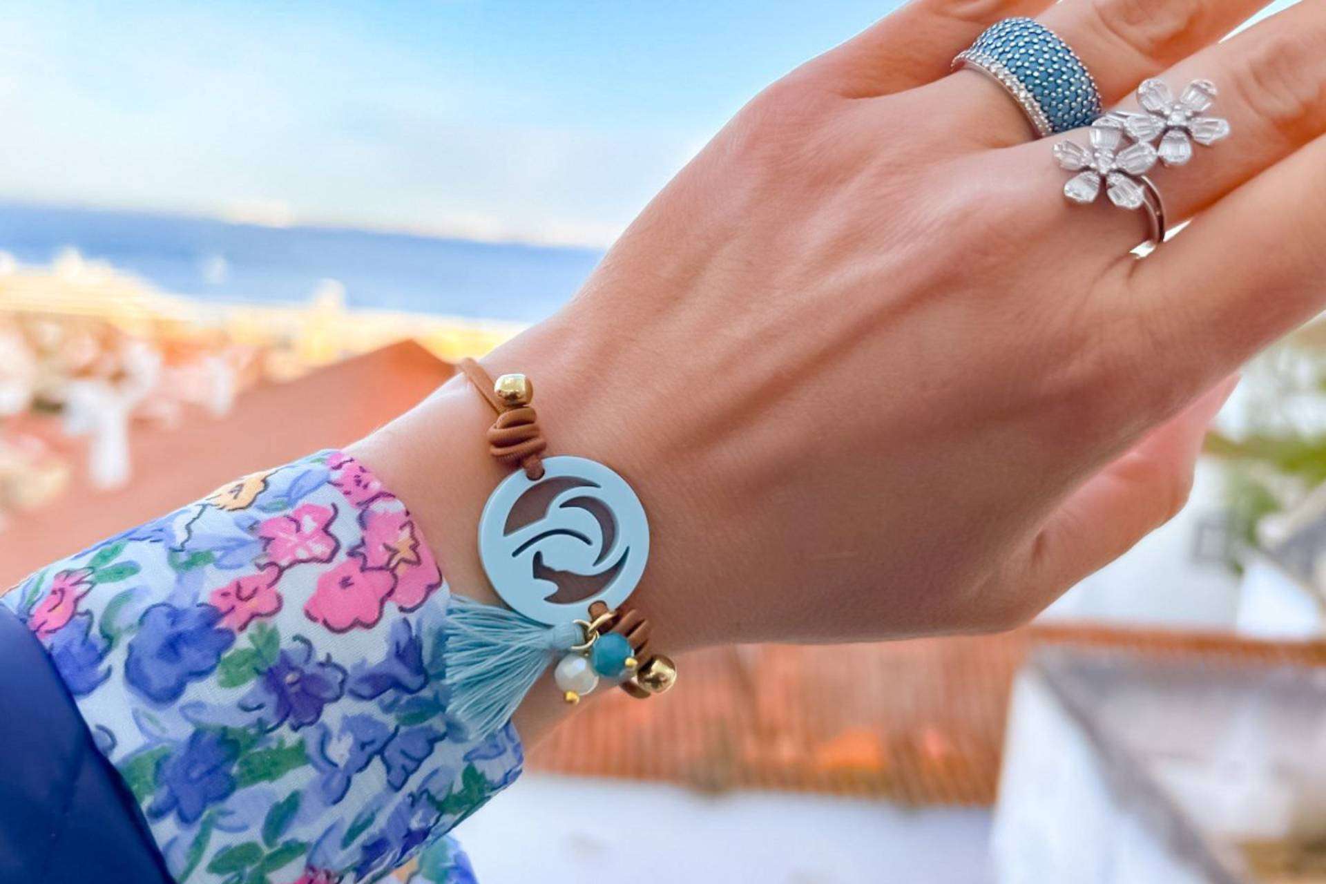 Pulseras Liberty y colgantes con virgen, los complementos más originales de este verano