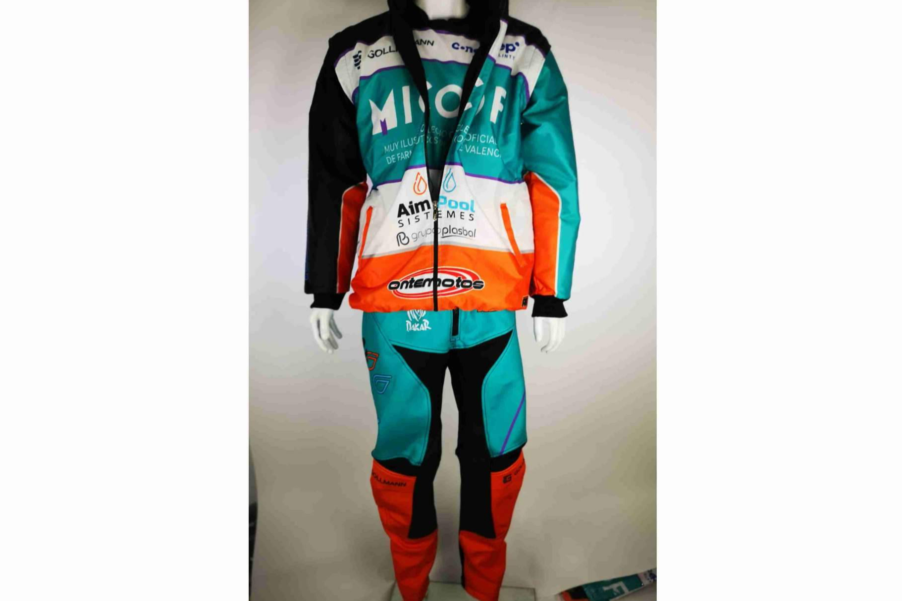 ADHESIVOSEMBARRADOS lanza ropa personalizada para enduro y motocross con opciones de diseño a medida