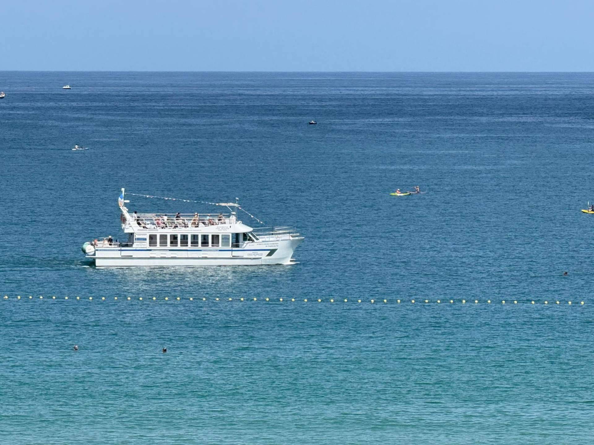 Catamarán Finanzauto Ciudad San Sebastián, pionero en navegación 0 emisiones en la Bahía de la Concha
