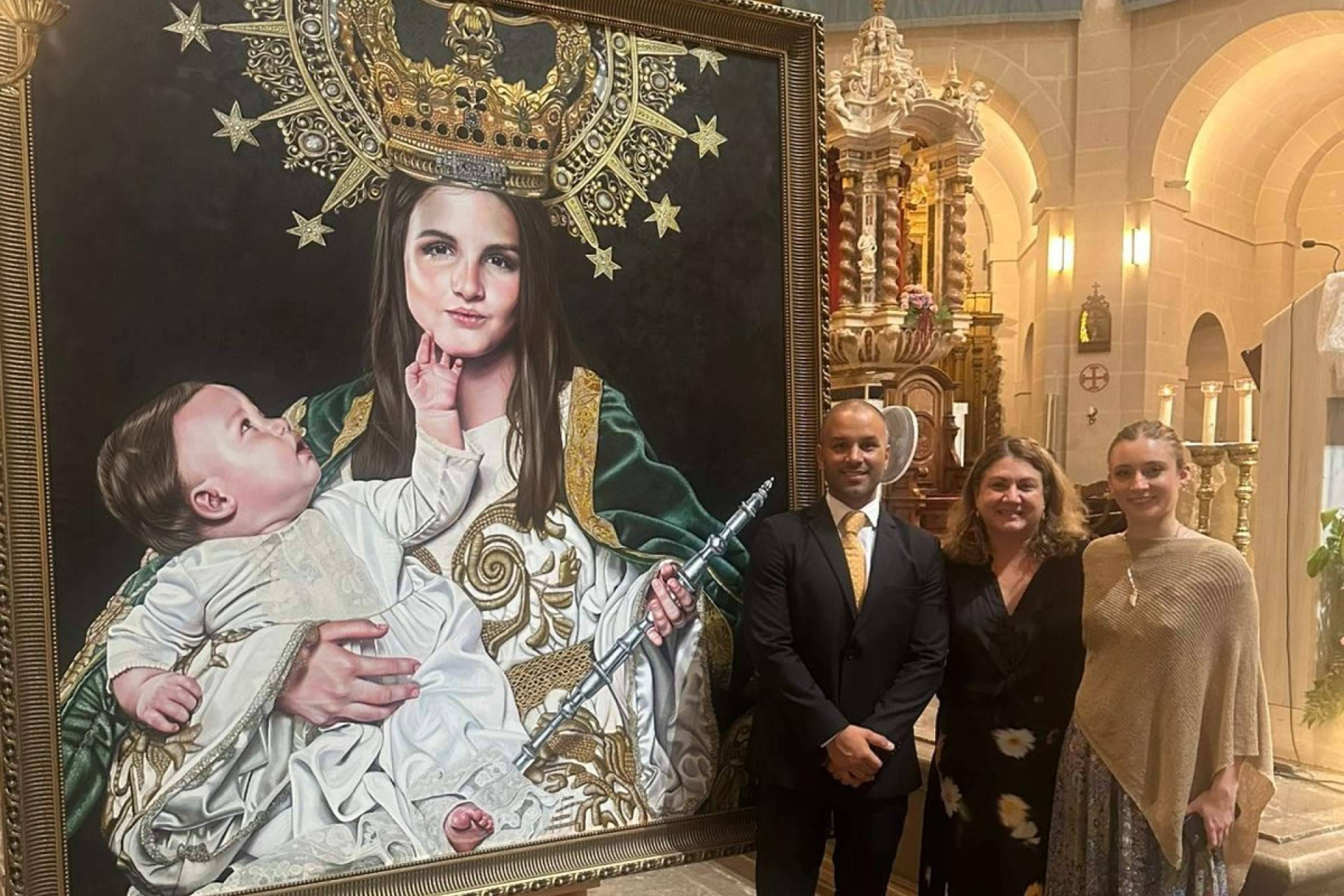 Christian Escobar 'Chrispapita' devela obra en Alicante en honor a la Virgen del Remedio