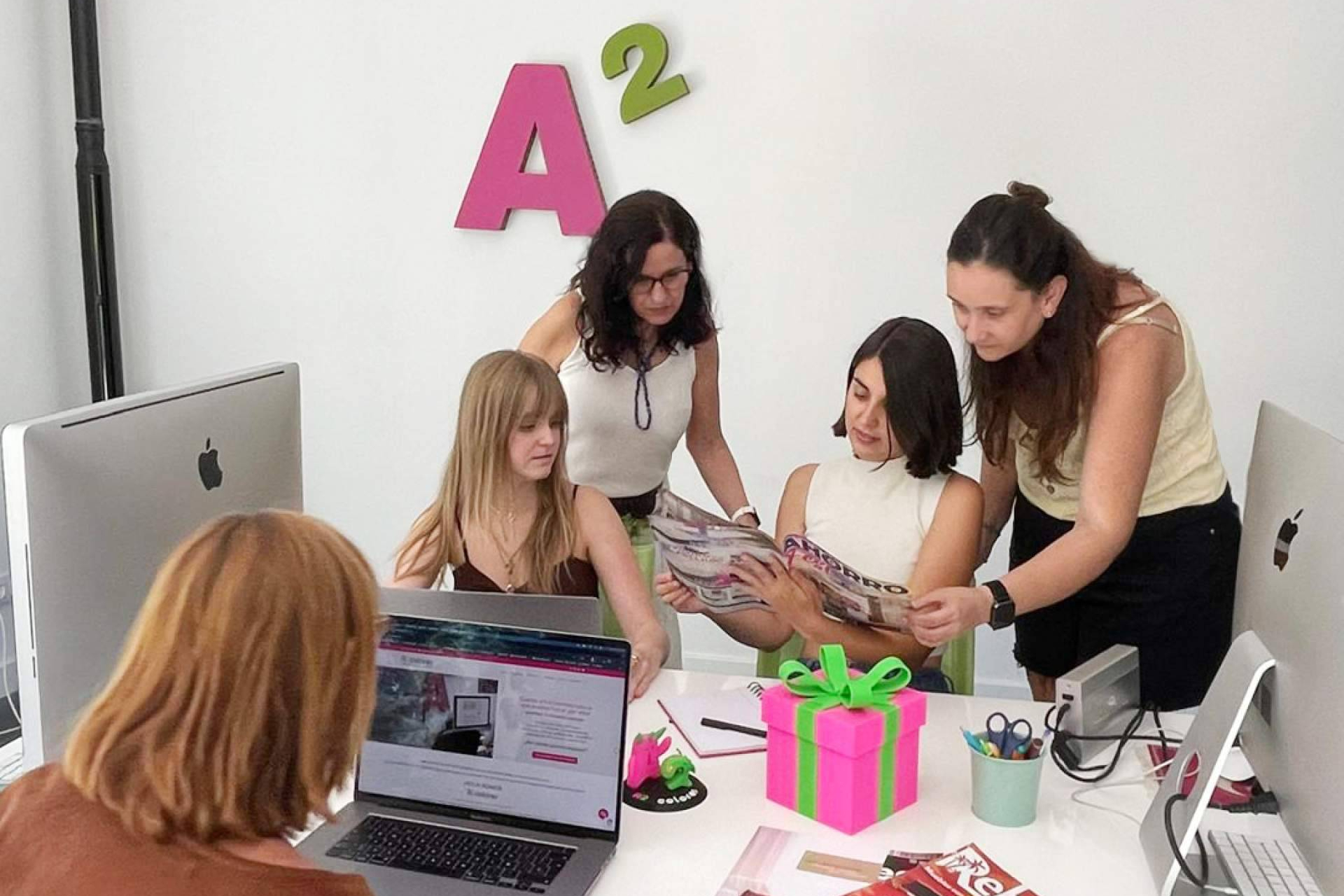 A2colores ofrece diseño gráfico corporativo y branding para pymes en Madrid