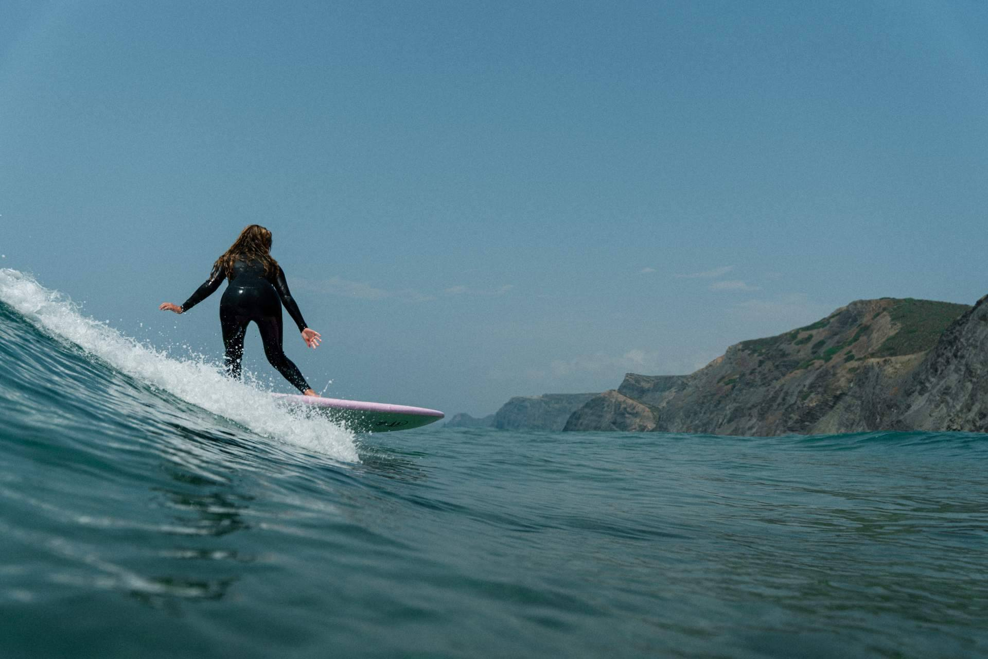 Surf principiante en verano; trucos esenciales y tablas recomendadas para aprender más rápido