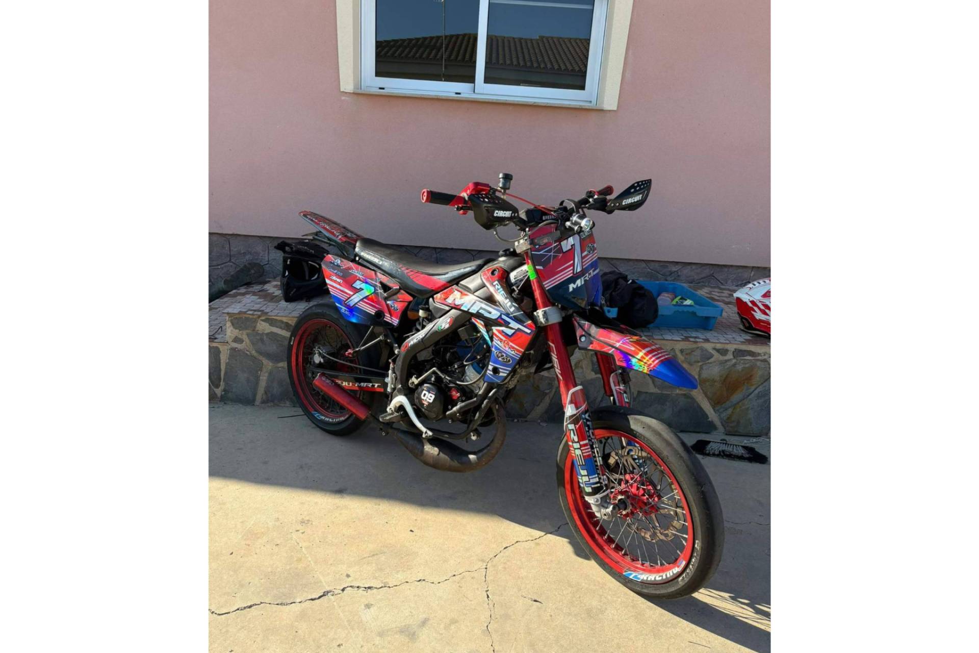 Éxito y originalidad en adhesivos personalizados de moto con ADHESIVOSEMBARRADOS