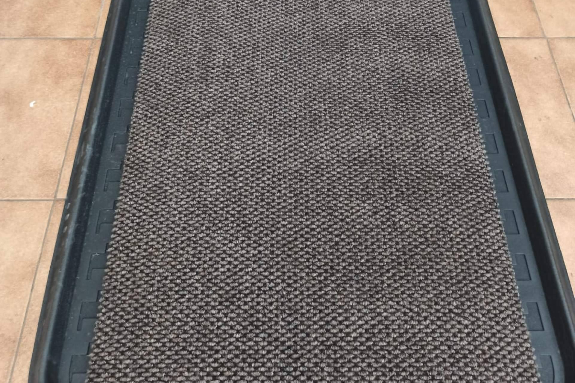 Alfombras desinfectantes para talleres; resistencia y seguridad en zonas de carga y descarga
