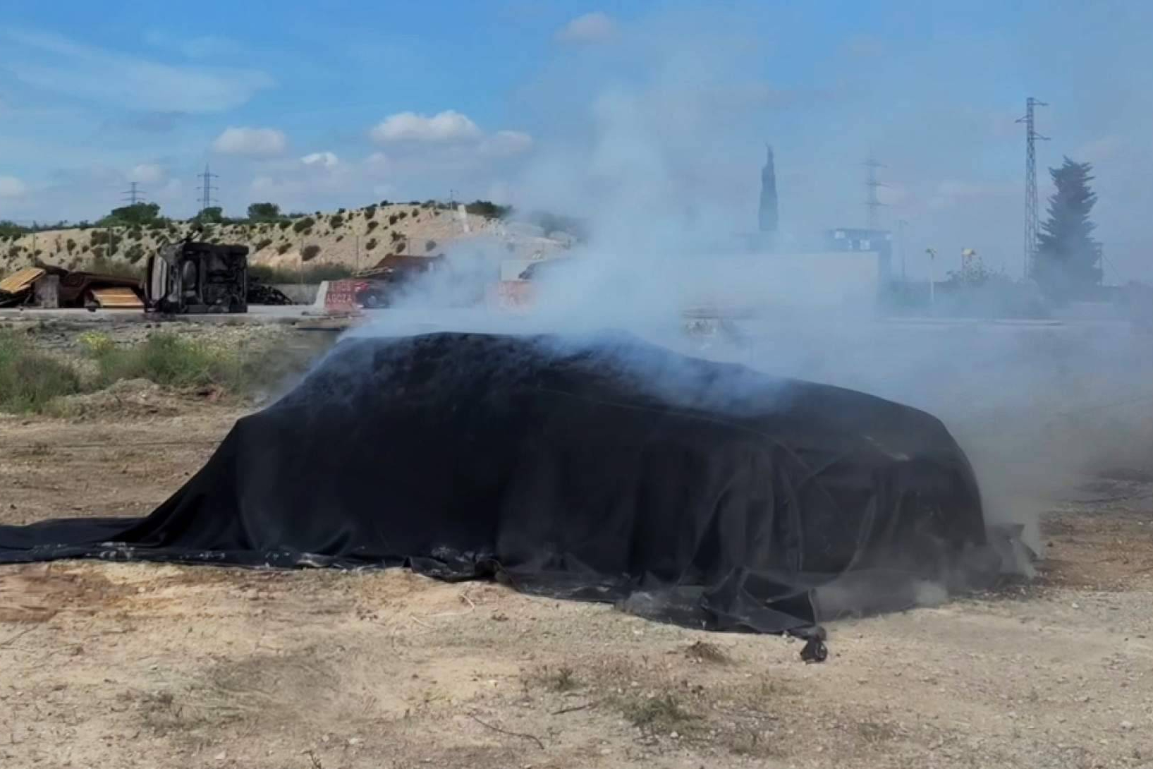 Texfire valida sus mantas ignífugas en una prueba real con un coche eléctrico en combustión