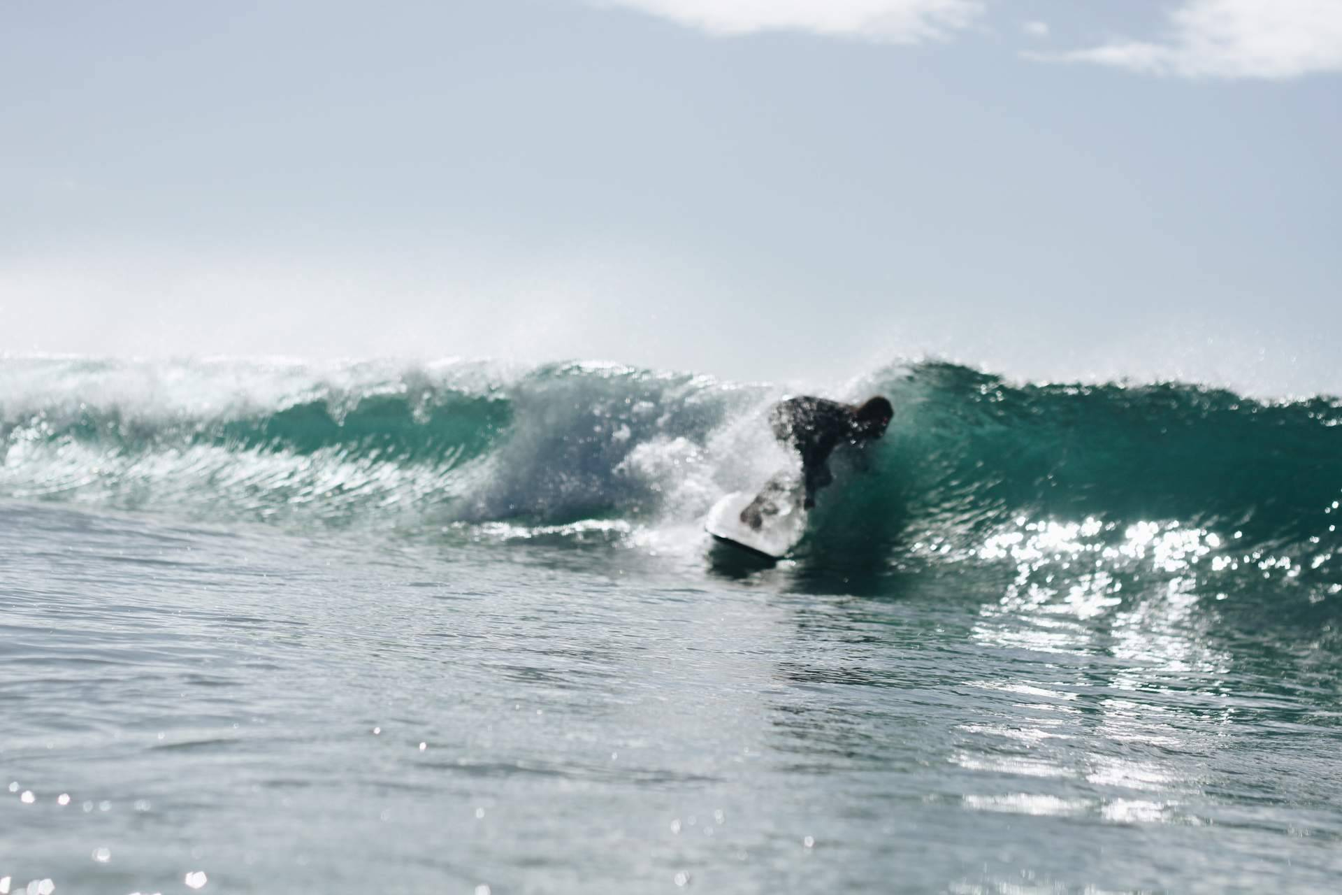 Fly analiza los mejores destinos para iniciarse en el surf durante la temporada de otoño