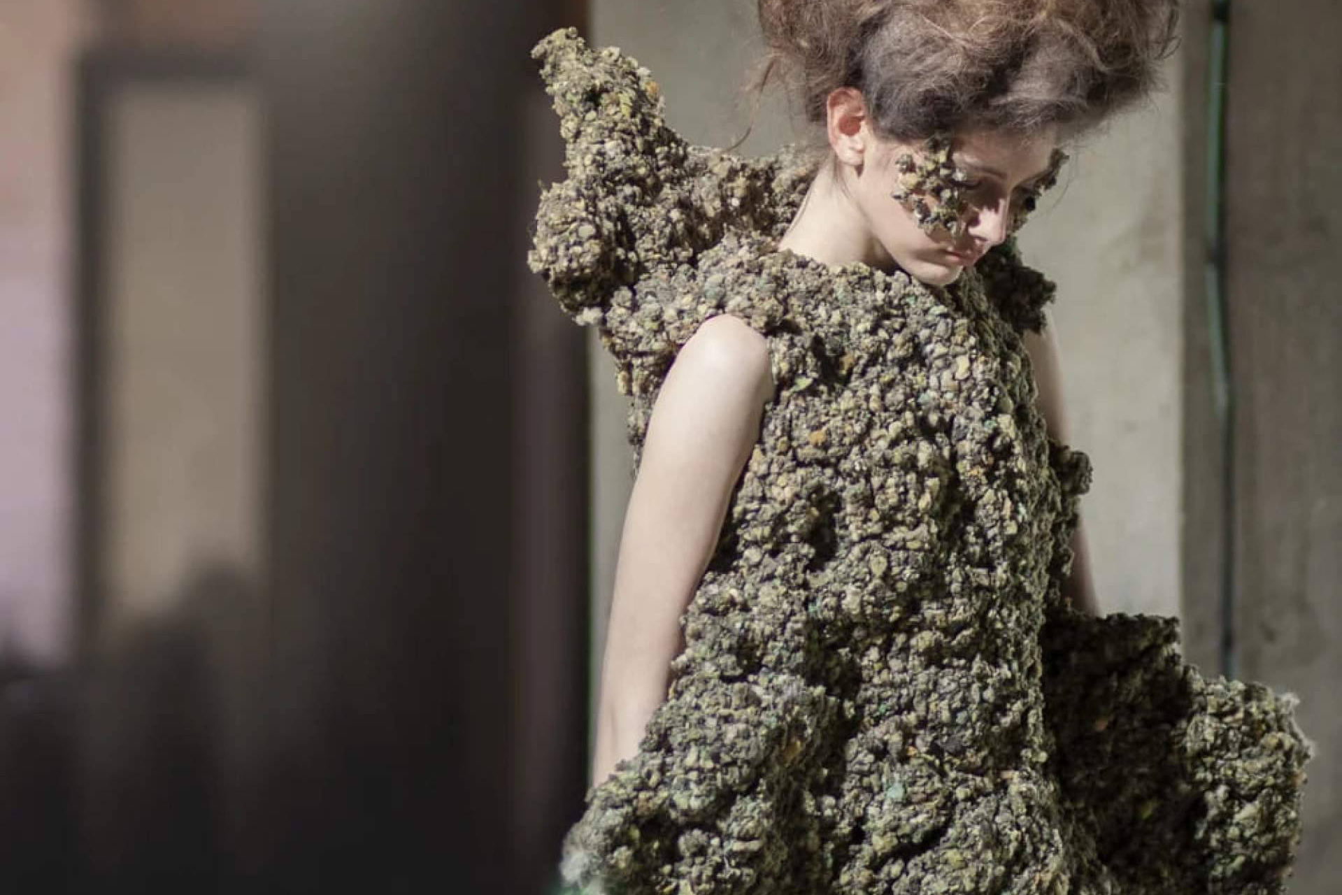 El lenguaje de la moda experimental toma forma en Buj Studio con piezas que exploran el cuerpo y el espacio