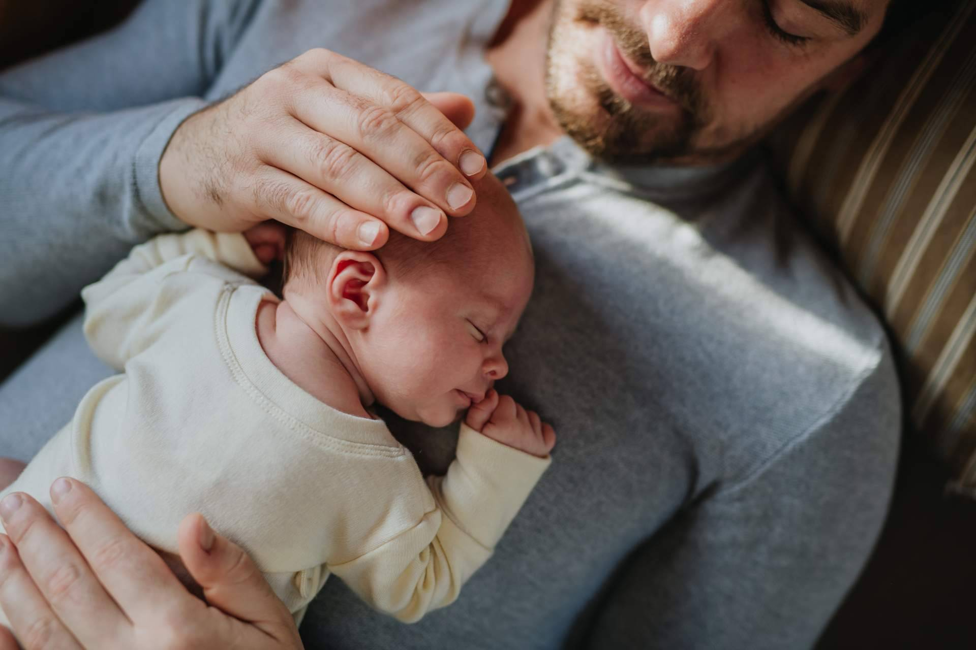 Permisos de paternidad en España; normativa, límites y protección laboral