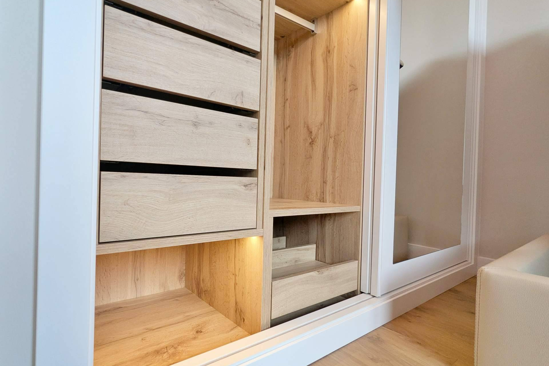 La fabricación de armarios a medida permite optimizar rincones y ganar funcionalidad en el hogar