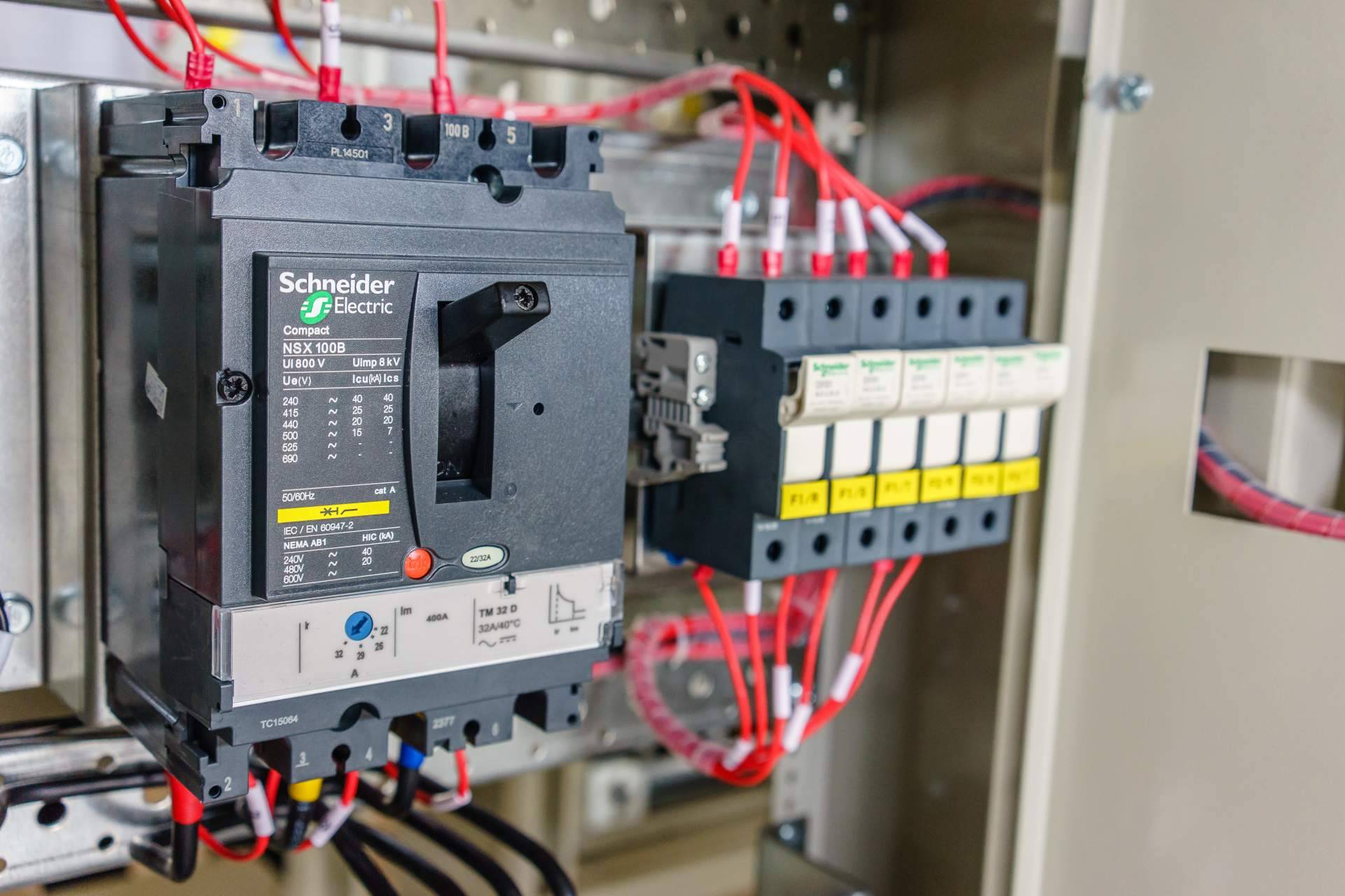 Cadenza Electric anuncia gran stock de material eléctrico Schneider con envío inmediato