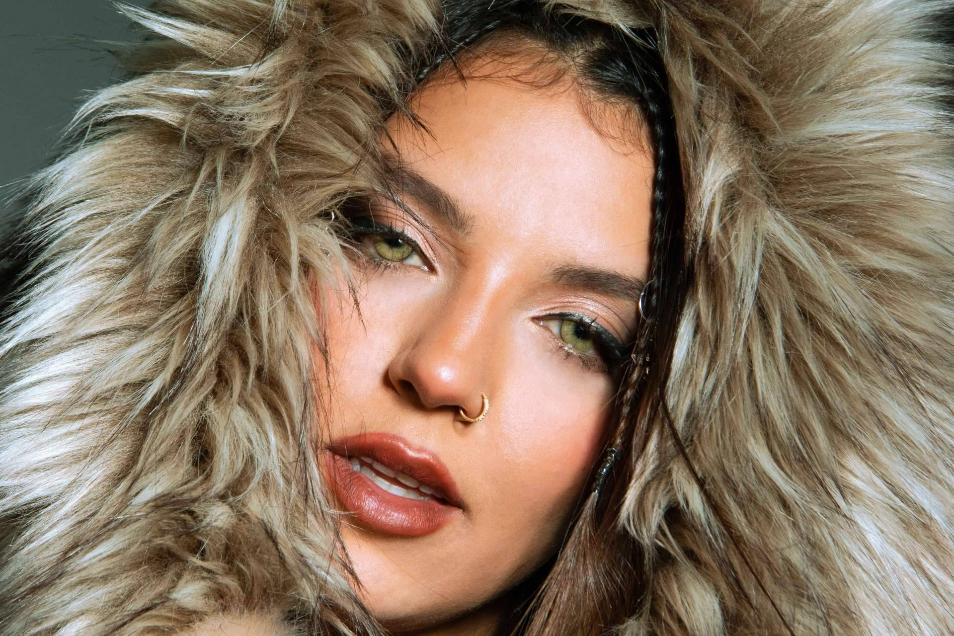 Aisha LK presenta 'Con Otro', un tema de pop urbano que celebra la fuerza y la libertad