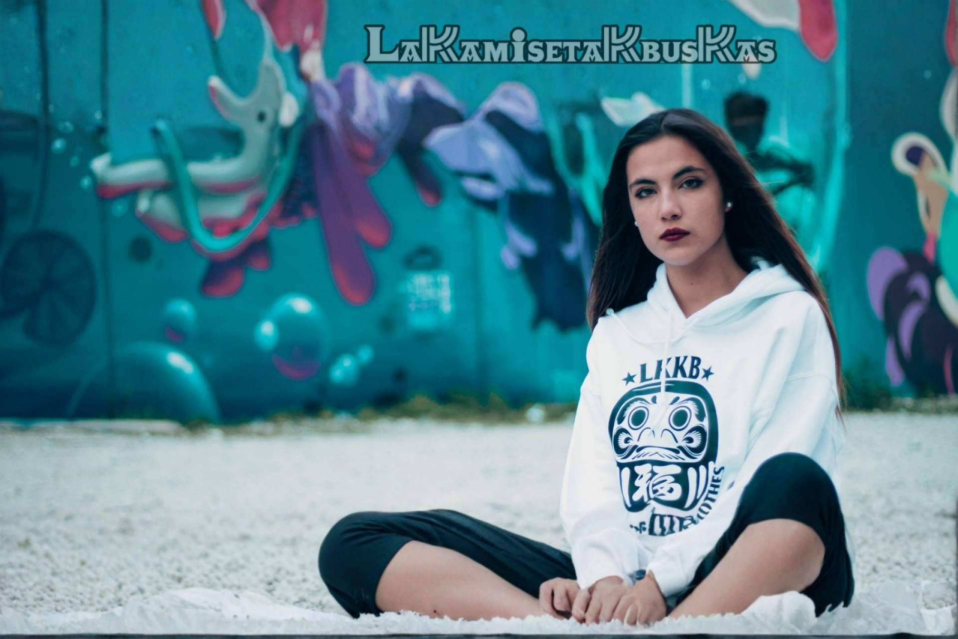 La Kamiseta K Buskas relanza su tienda online con nuevas propuestas de camisetas, sudaderas y gorras personalizadas
