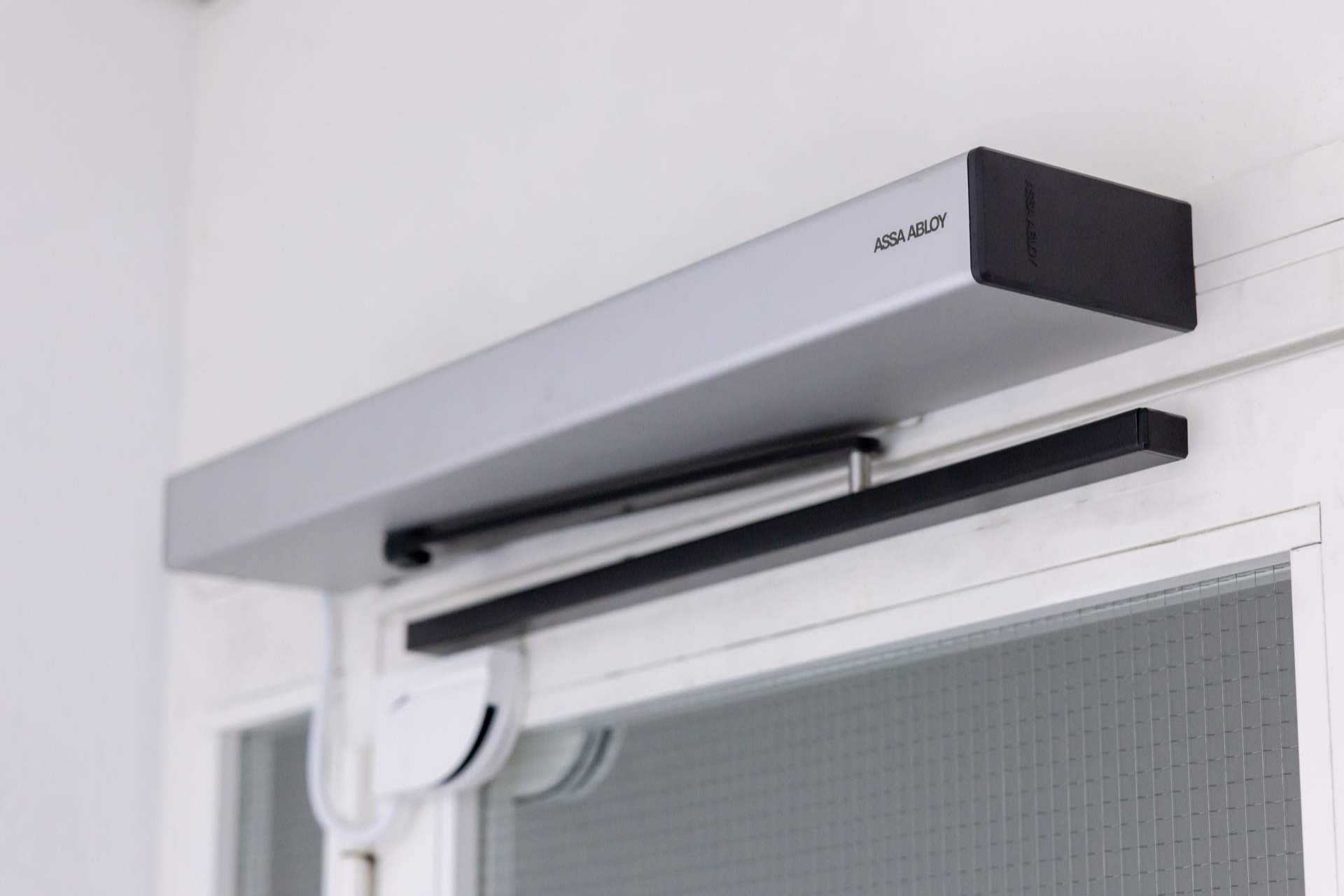 ASSA ABLOY impulsa la automatización de accesos con su gama de puertas batientes