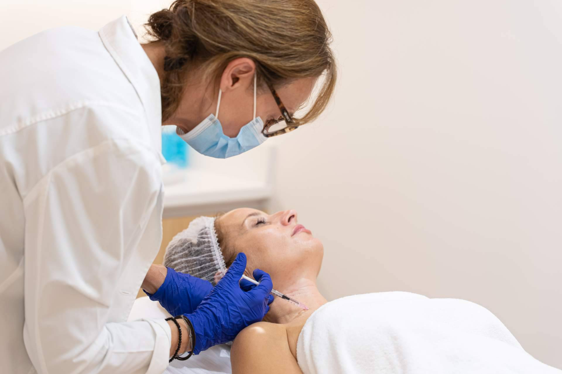 Tecnologías avanzadas que transforman el abordaje de la flacidez facial, sin pasar por quirófano