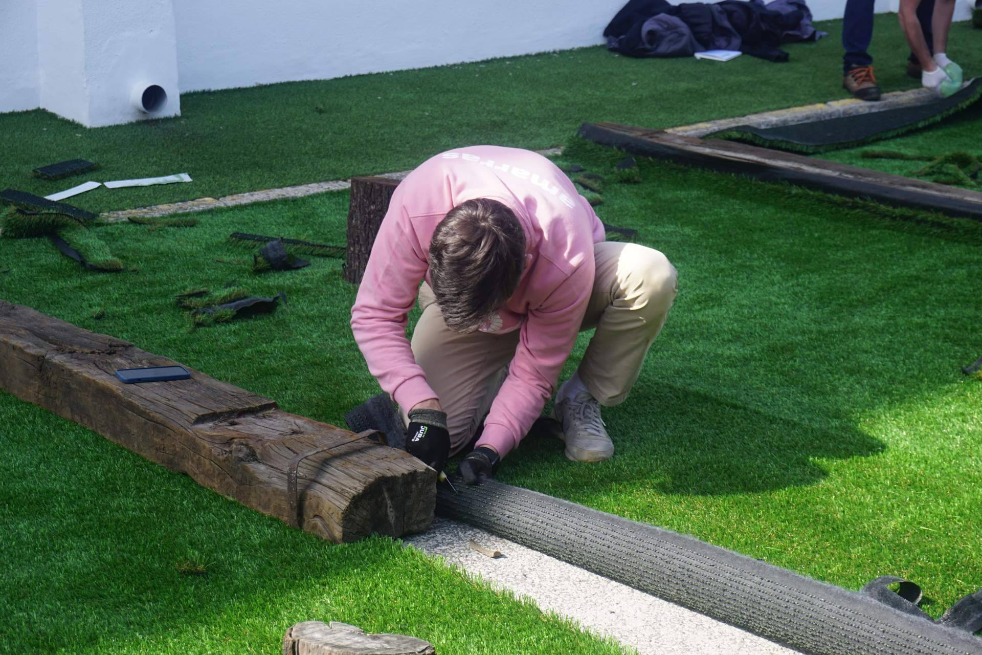 Aprender cómo poner césped artificial paso a paso; Albergrass refuerza su programa para instaladores