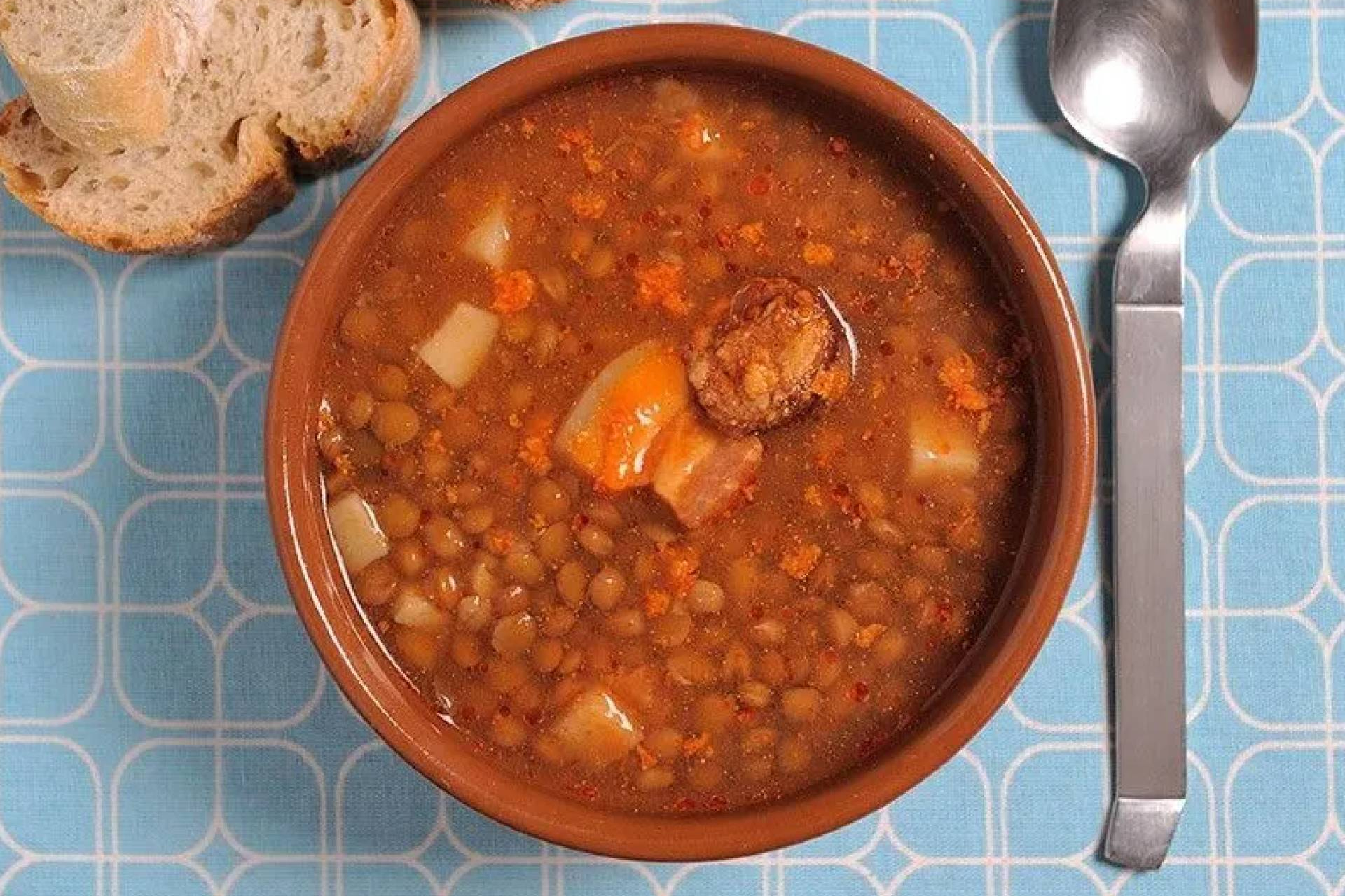 Se disfrutan turrones 1880 y clásicos de temporada; comida española para fiestas con reparto europeo
