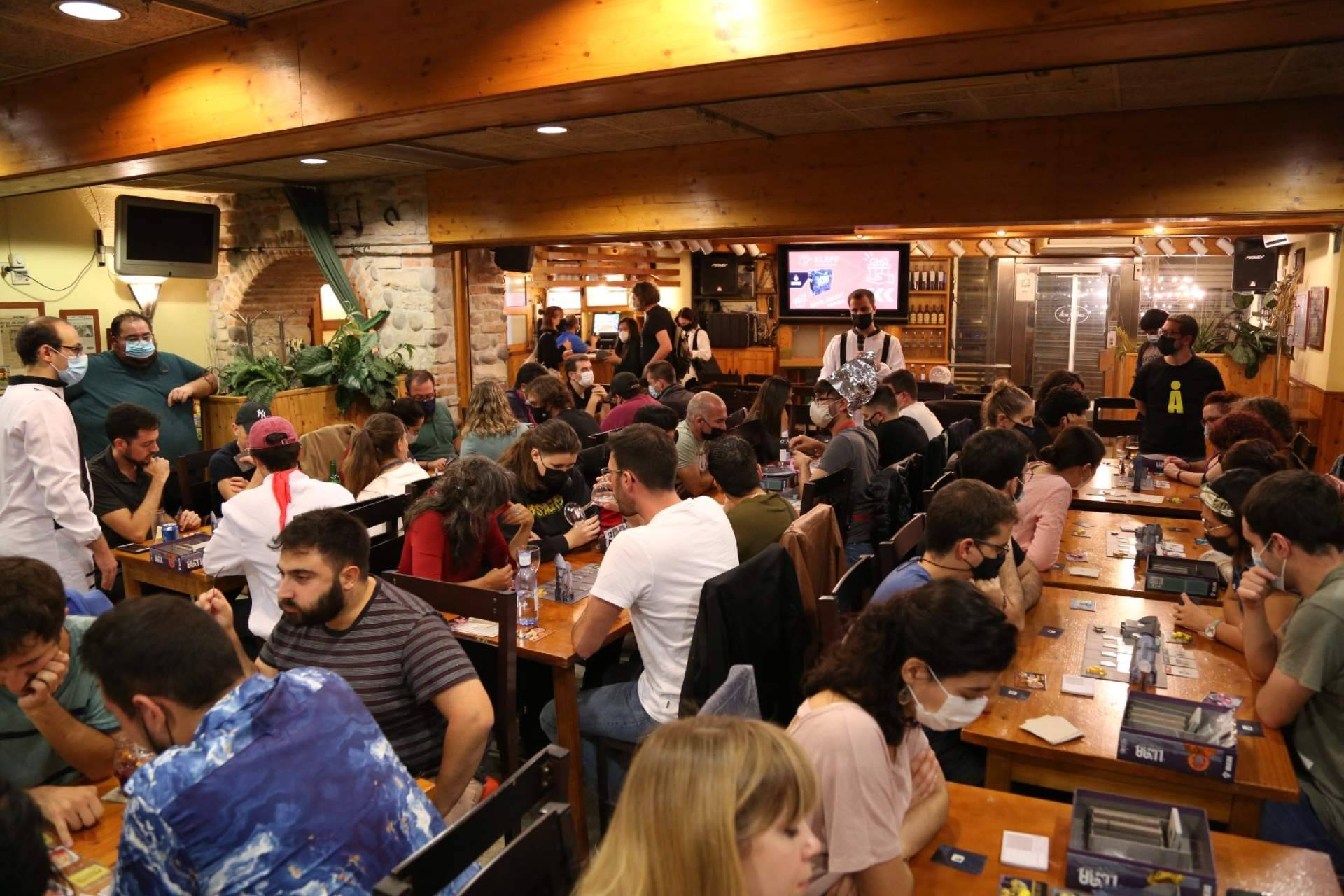 Celebraciones y grupos con ambiente tradicional en la Barceloneta, la propuesta de Pasa Tapas