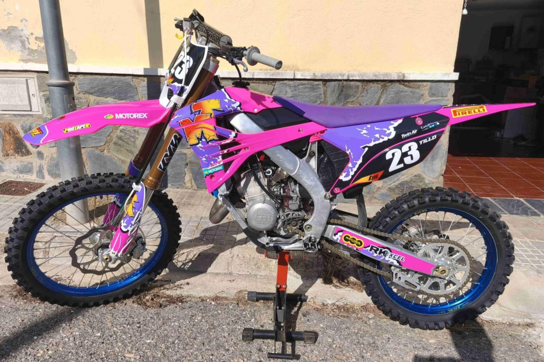 ADHESIVOS EMBARRADOS eleva el diseño personalizado con adhesivos para motos de alto rendimiento