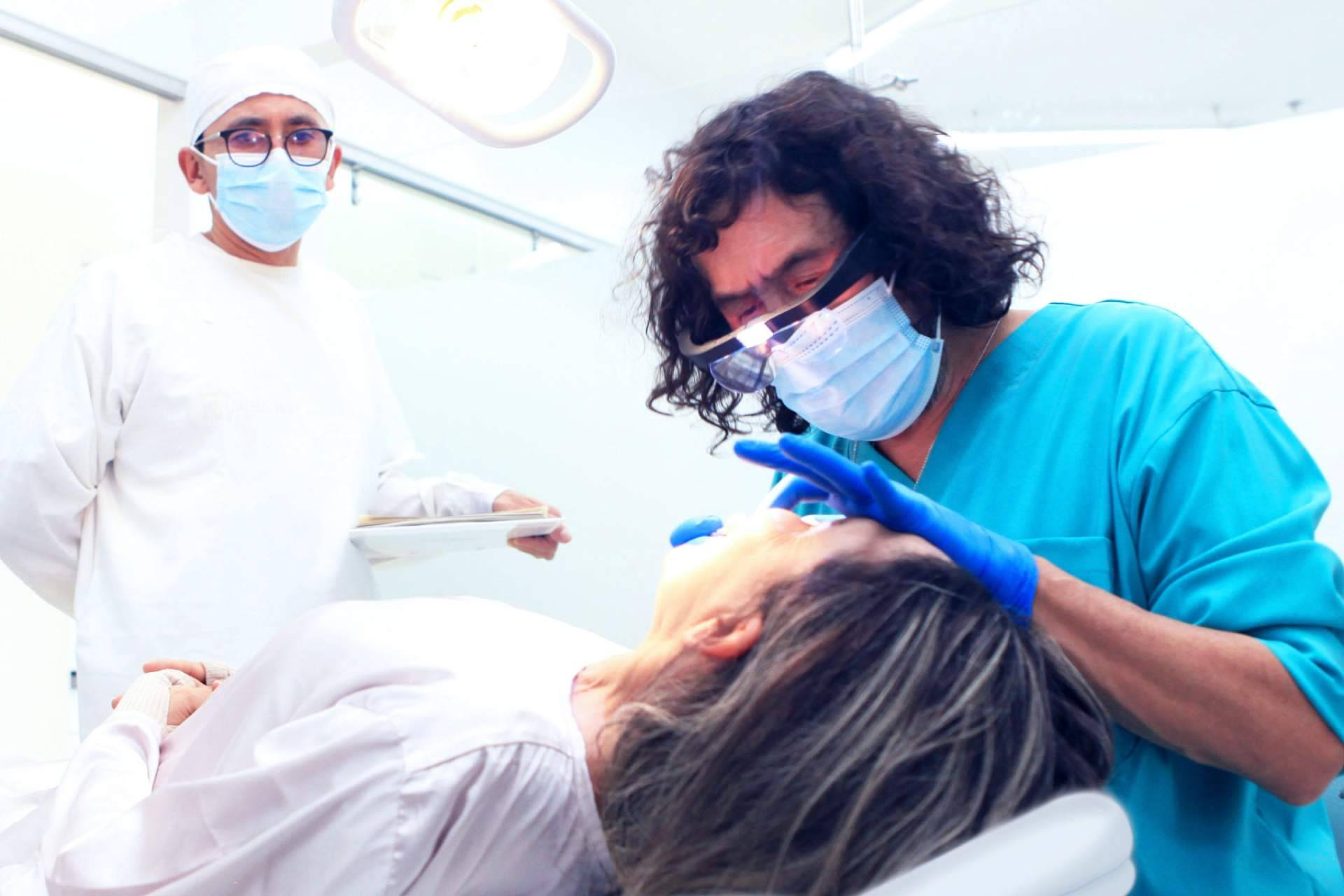 Salud oral y bienestar integral, señales que indican la necesidad de valorar implantes dentales