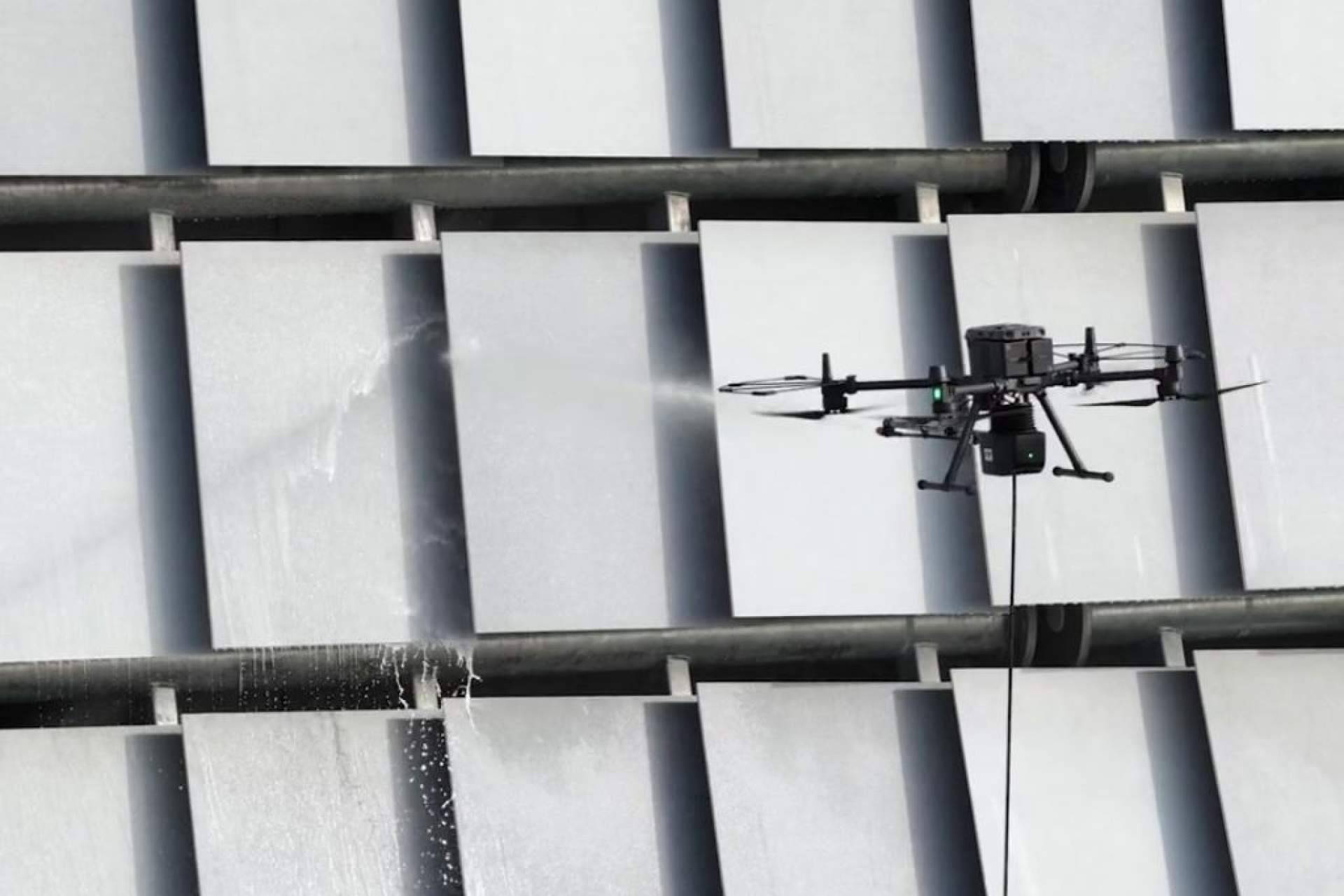 La limpieza con drones transforma la higiene exterior de recintos deportivos