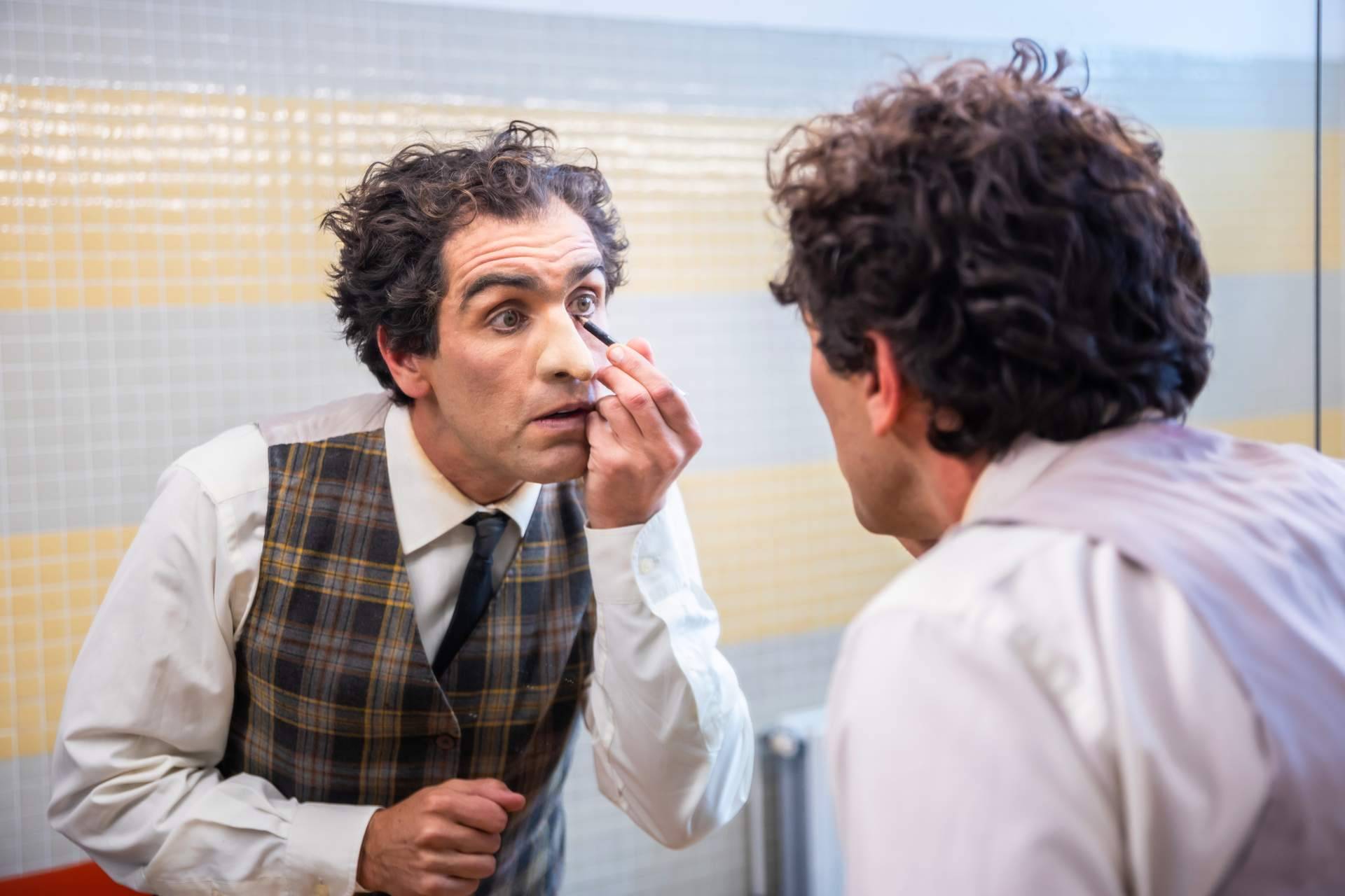 De pasar el sombrero en los semáforos a llenar teatros, el recorrido escénico de Adrián Conde