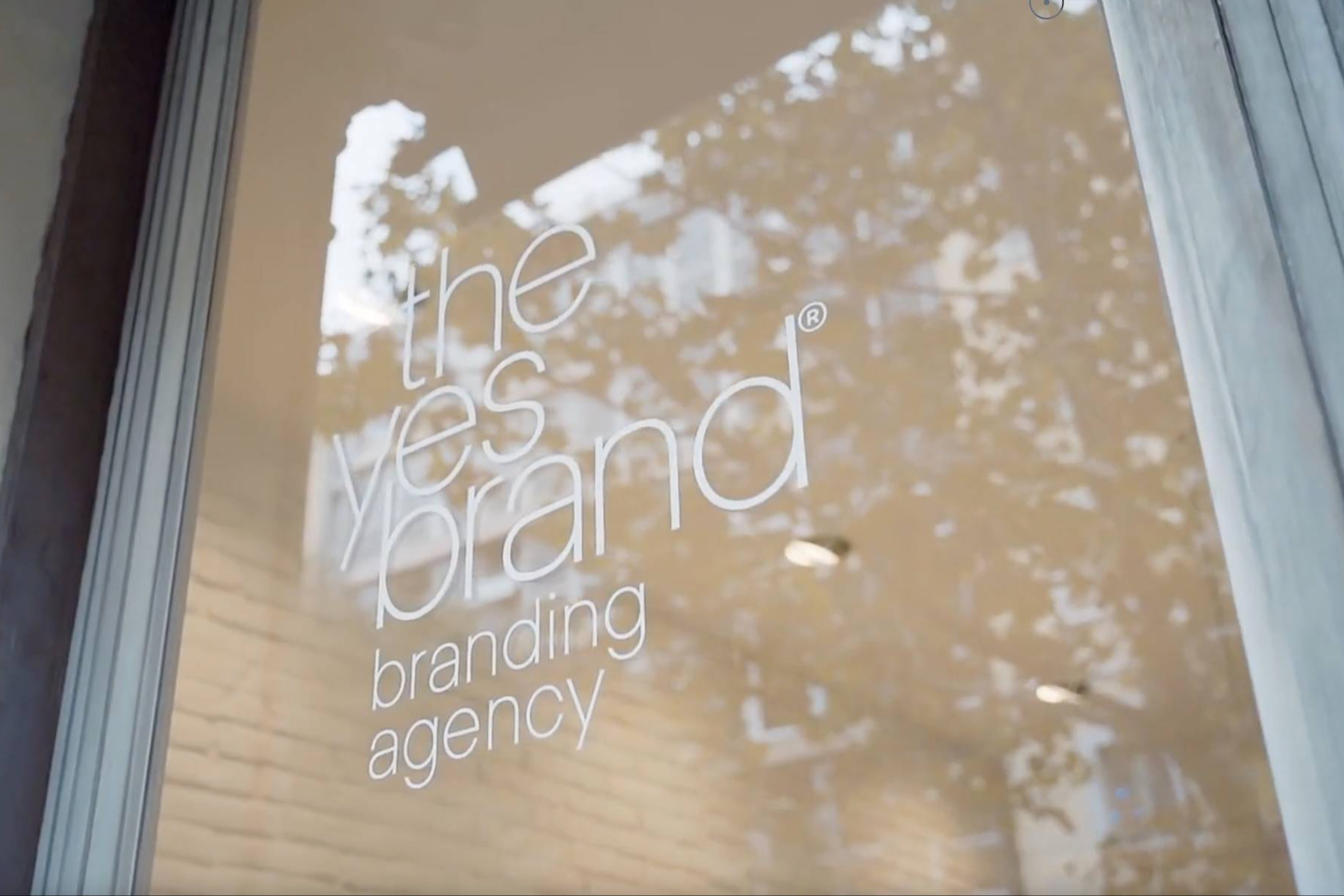 Theyesbrand reflexiona sobre el papel del branding en la construcción de identidad y recuerdo