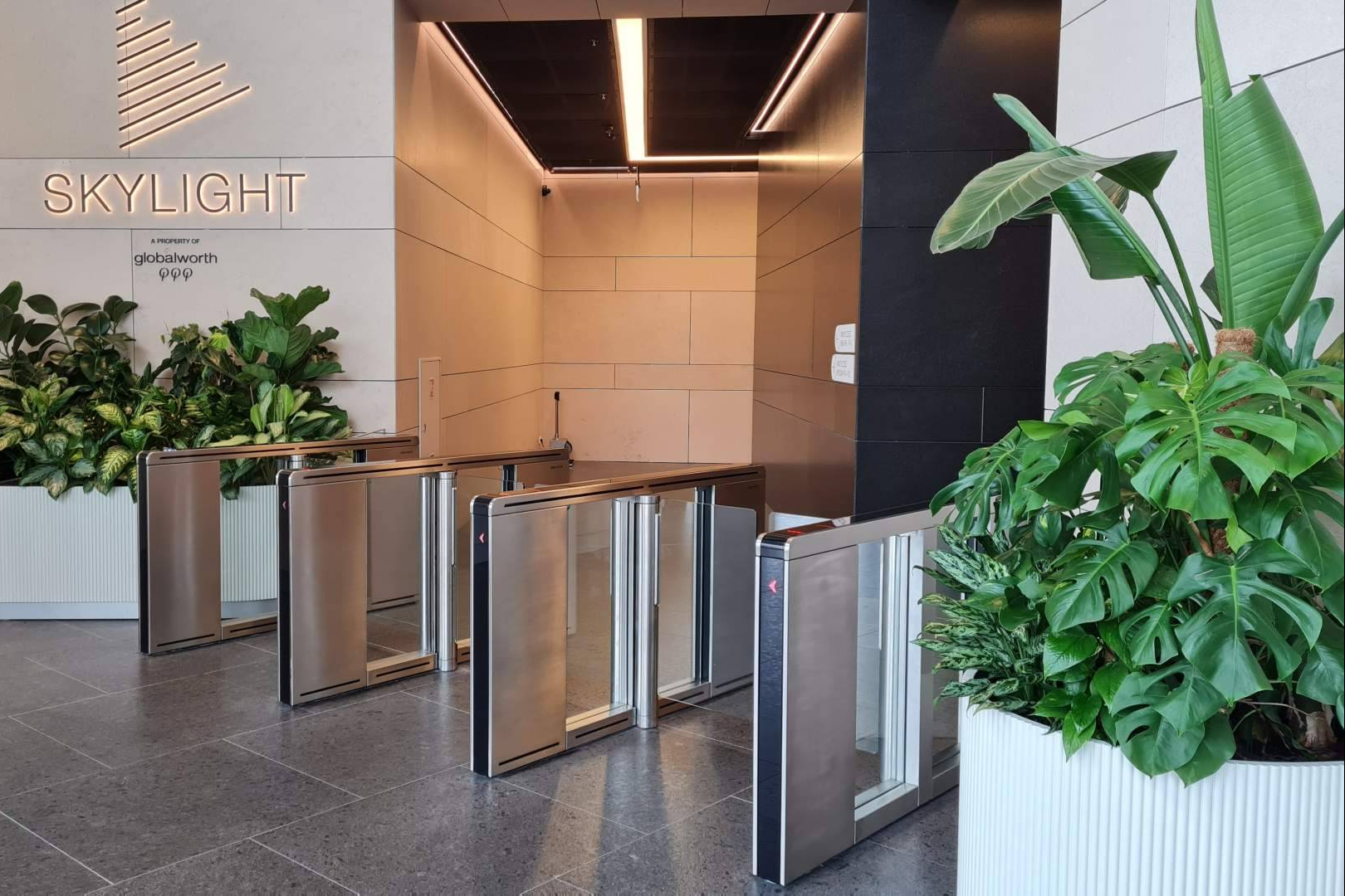 ASSA ABLOY desarrolla puertas rápidas de seguridad para gestionar accesos peatonales de forma eficiente