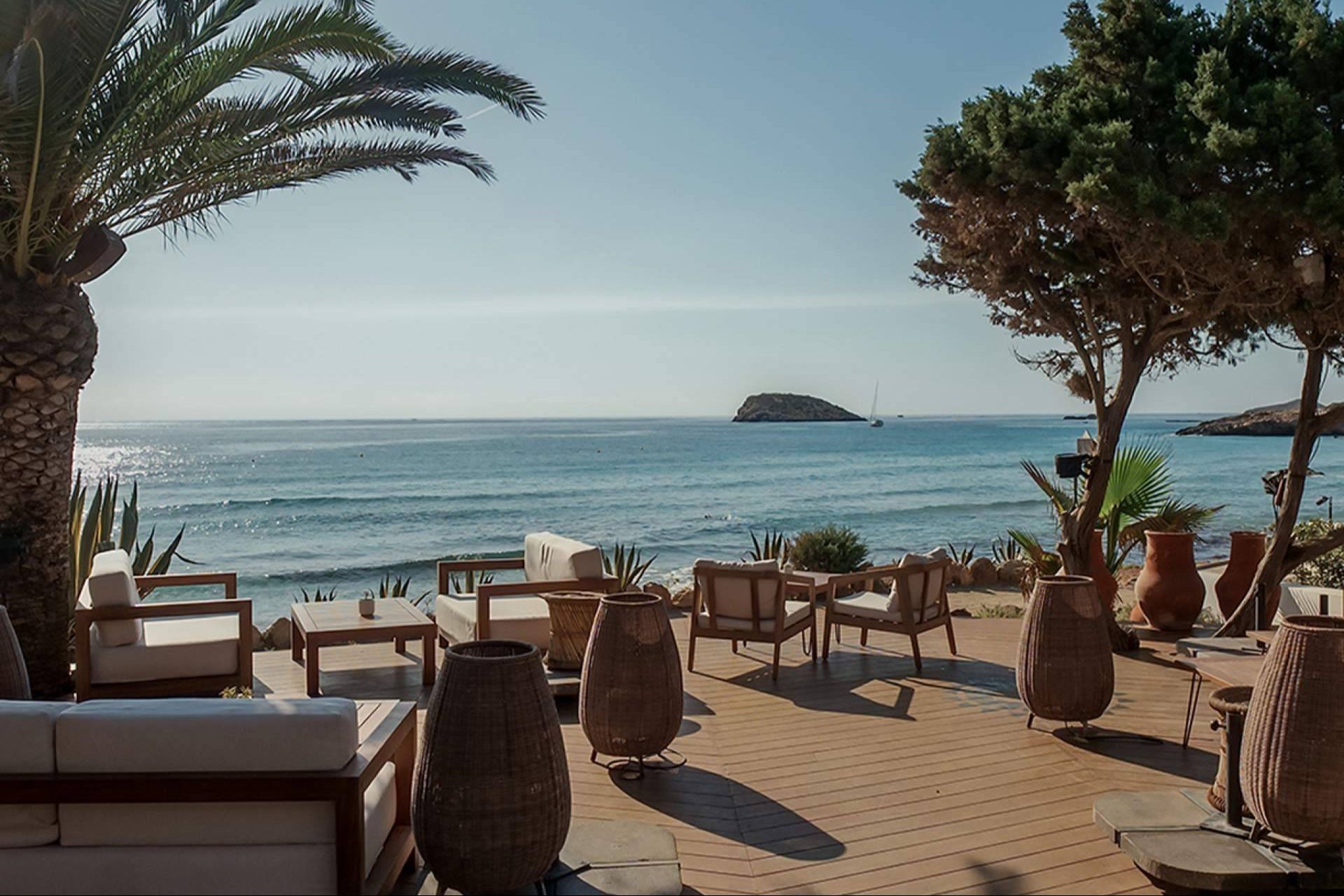 El nuevo lujo en Ibiza pasa por Aiyanna; gastronomía, yoga y exclusividad a pie de playa