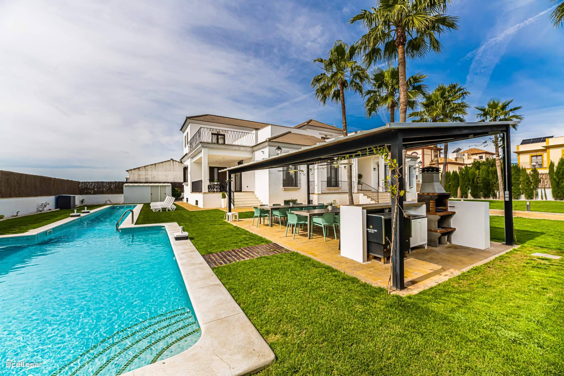 Alquiler de villa en Sevilla con cine privado, piscina de gran formato y 8 dormitorios