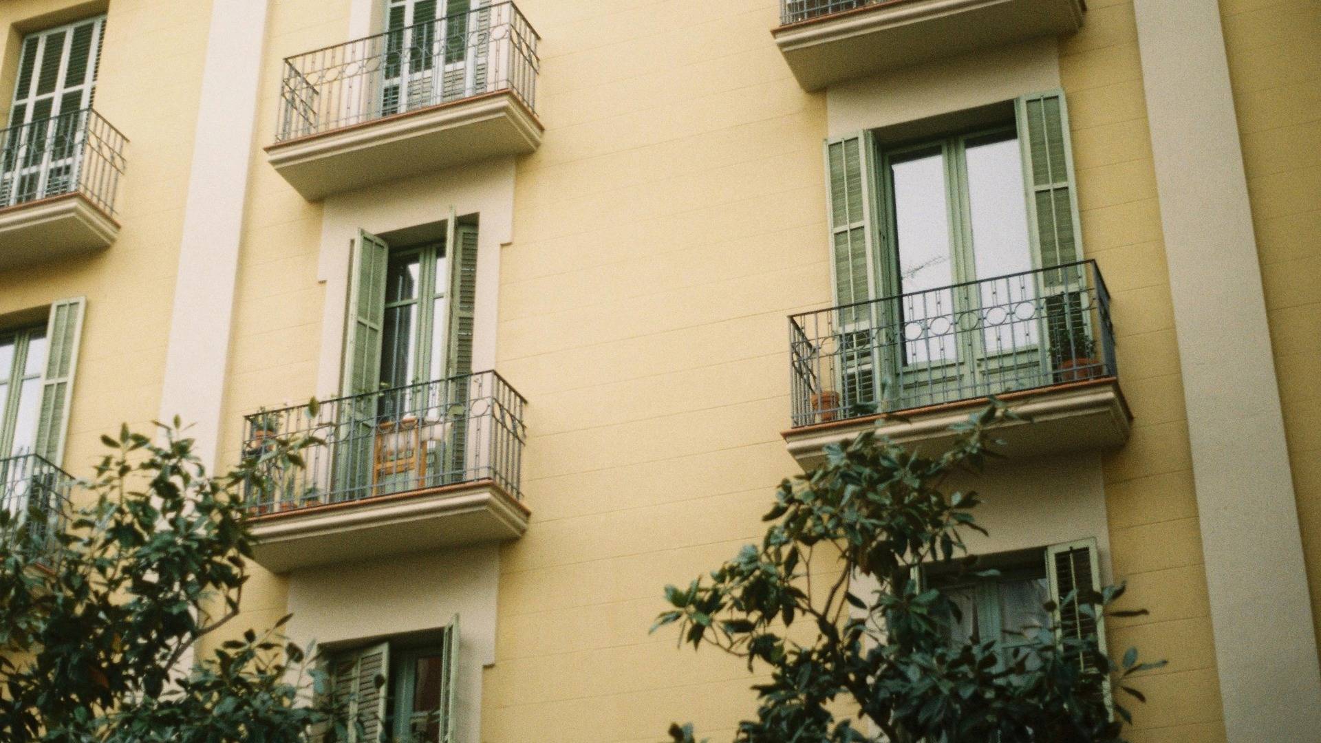 Las comunidades de vecinos en Barcelona contarán con ayudas para regular los pisos turísticos