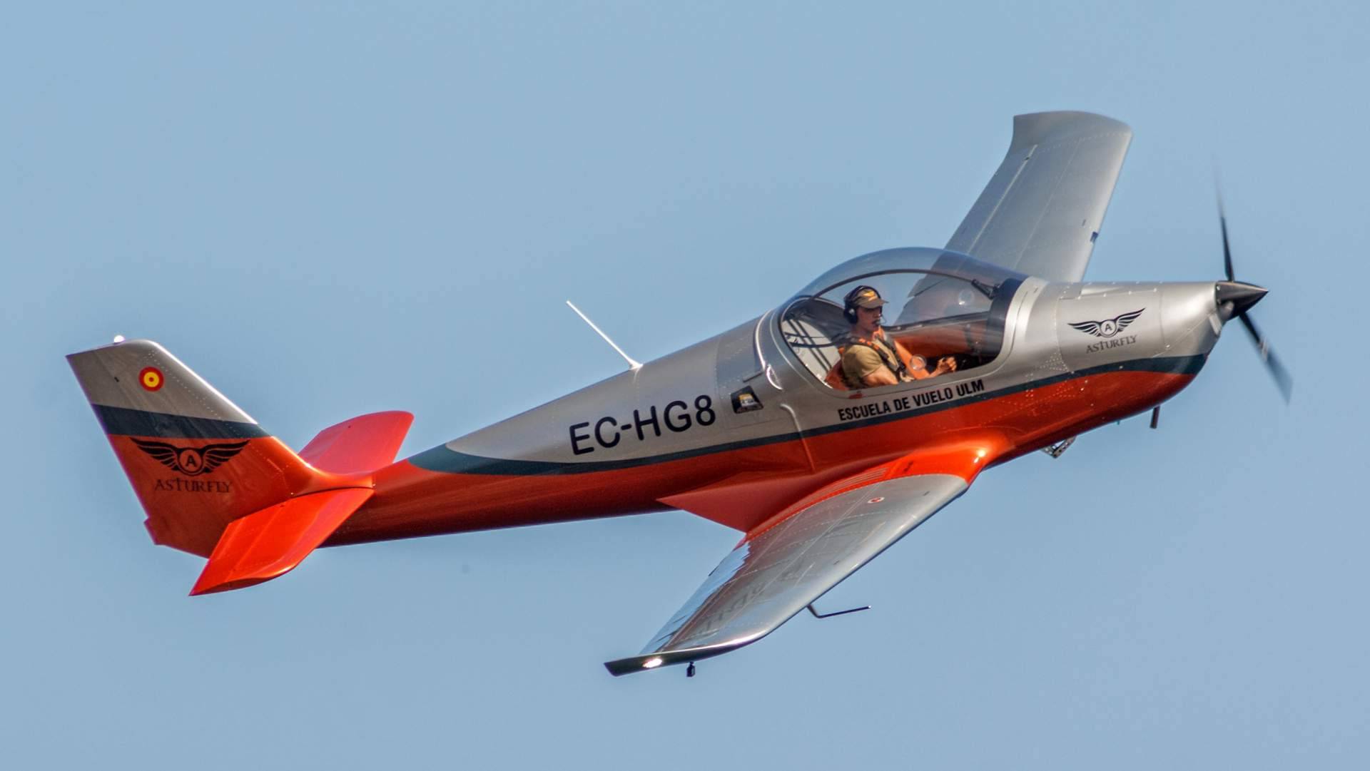 El garaje volador en Asturfly; cuando la aviación comienza en casa y termina en el cielo