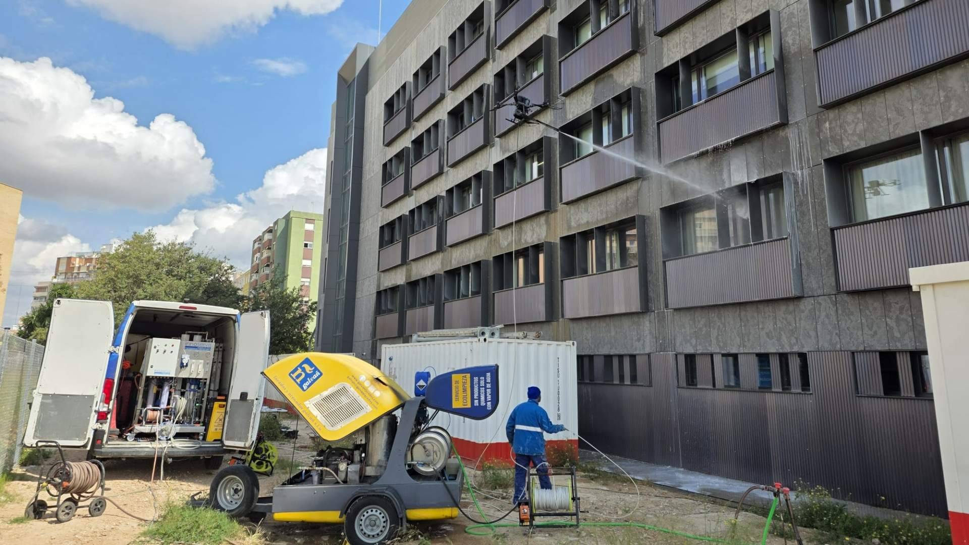 La limpieza de fachadas con drones impulsa una nueva era en la seguridad de los trabajos en altura