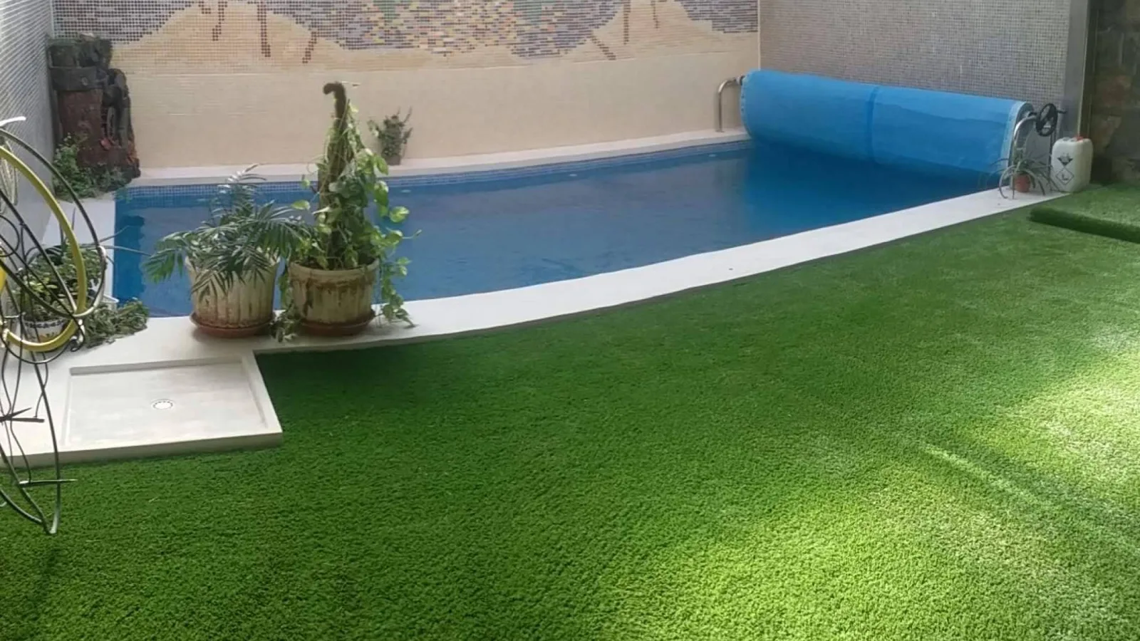 Césped artificial para segunda residencia; comodidad sin mantenimiento