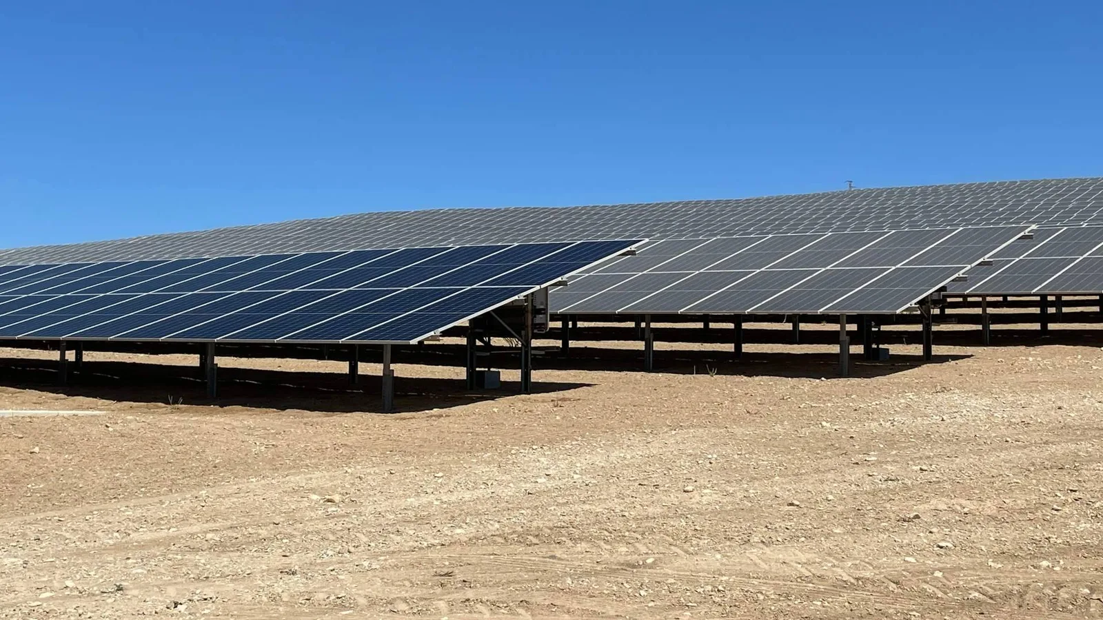 El mantenimiento técnico y la limpieza de módulos solares clave para evitar pérdidas de eficiencia energética