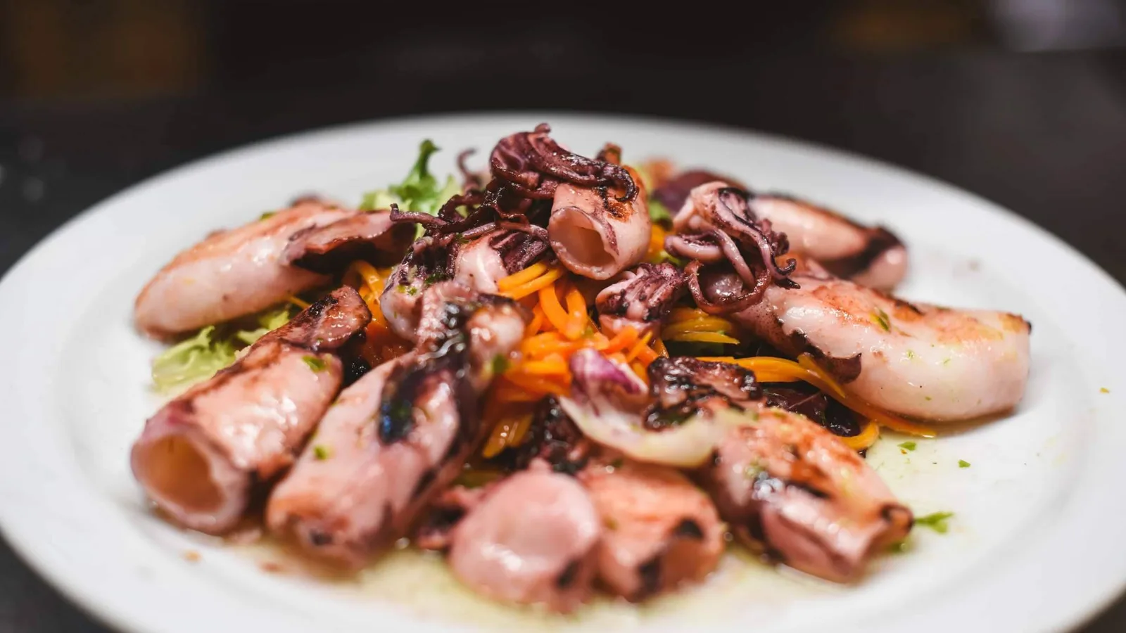 Pasa Tapas mantiene la cocina tradicional a pleno rendimiento durante la madrugada barcelonesa